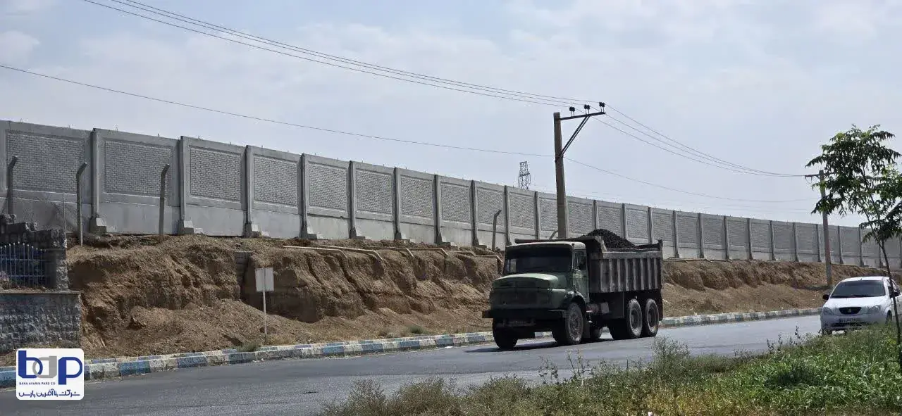 دیوار بتنی پیش ساخته زرین شهر اصفهان کنار جاده و کامیون