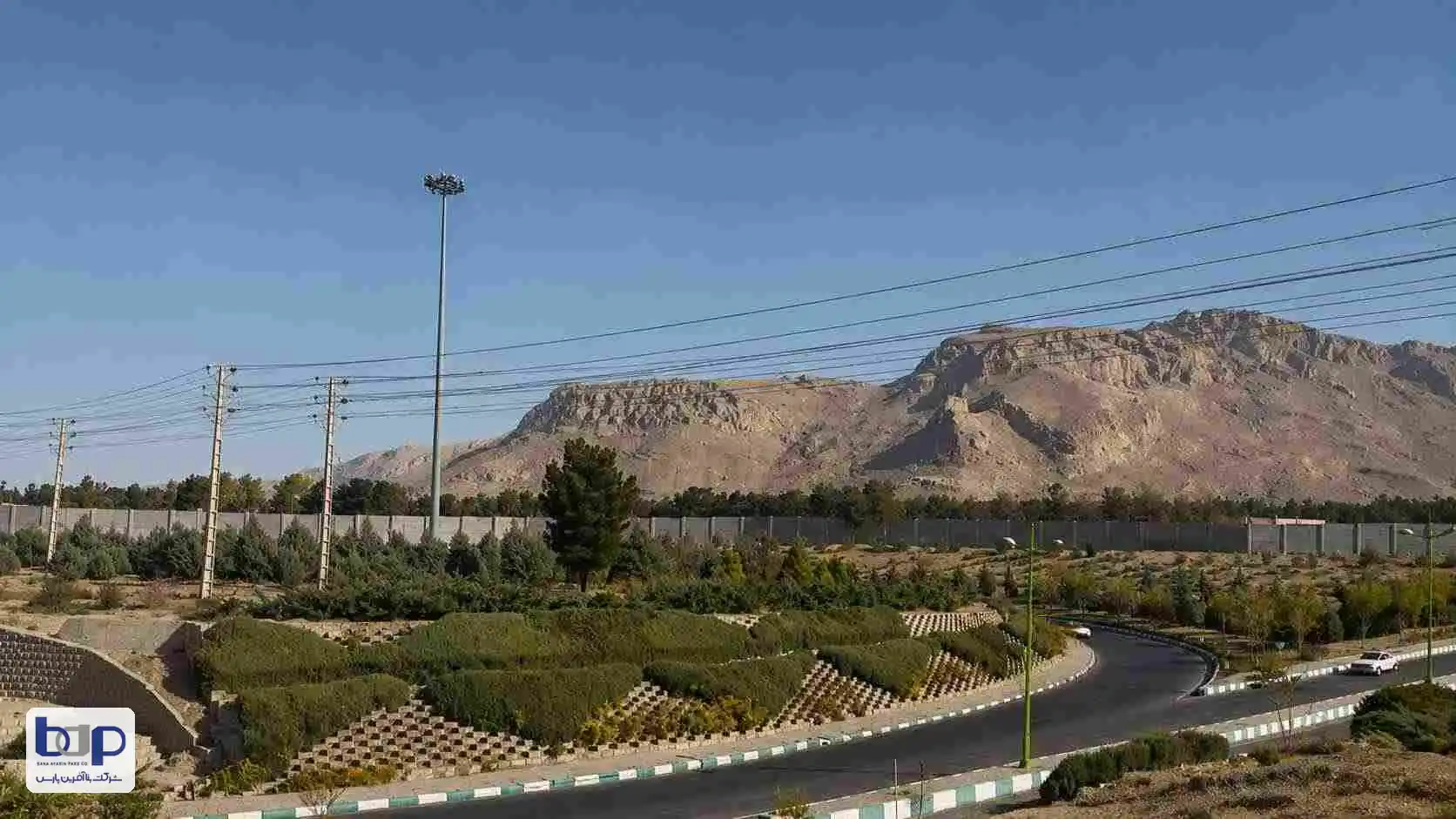 دیوار پیرامونی بتنی شهرداری فولادشهر و فضای سبز کنار جاده