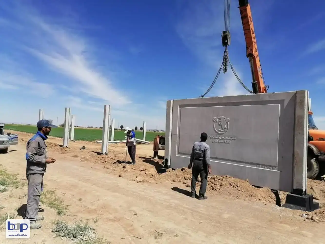 شرکت نوین کشت و دام یکتا سپاهان — نصب پنل بتنی پیش ساخته نوین کشت و دام یکتا سپاهان در مزرعه